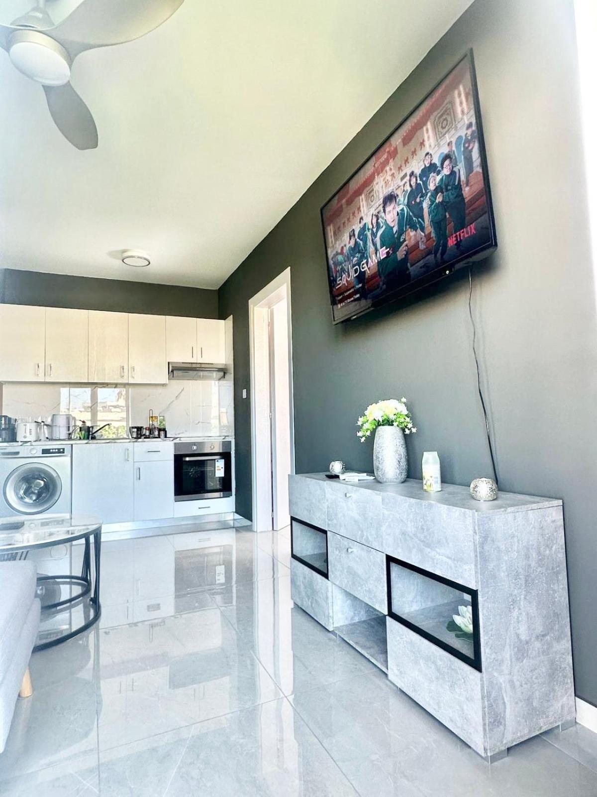 K15 Luxe Oasis Retreat - 3 Minute Drive To Appartement